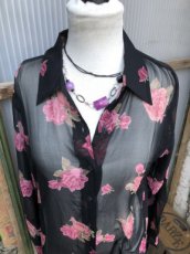 Mooie transparante zwarte blouse met bloemen T2